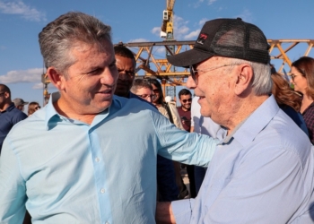 Governador visita ponte histórica entregue em sua gestão e faz carreata