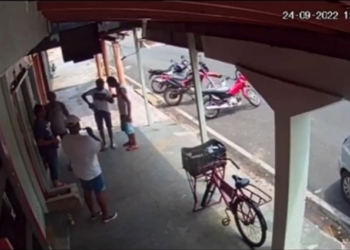 Homem é esfaqueado por desafeto em frente a bar; veja vídeo