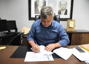 Prefeito interino assina decreto que amplia número de beneficiados com tarifa social