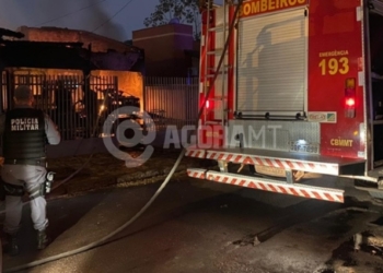 Carro pega fogo dentro de garagem e incêndio destrói parte de casa