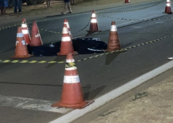 Motorista morre atropelado após ser empurrado na frente de carreta na BR-163; veja vídeo