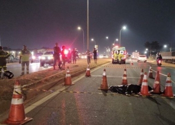 Motorista que empurrou idoso na frente de carreta afirma que a vítima tropeçou e caiu