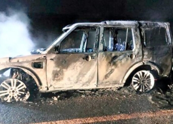 Homem é suspeito de atear fogo em Land Rover estacionada; veículo foi totalmente destruído