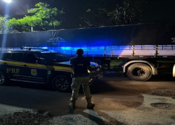 PRF apreende madeira sendo transportada ilegalmente na BR-364 em VG