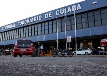Seguranças da Rodoviária de Cuiabá agridem e esfaqueiam passageiro; veja vídeo