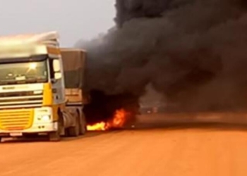 Carreta bitrem carregada de adubo é destruída por incêndio na Estrada do Pontal Verde