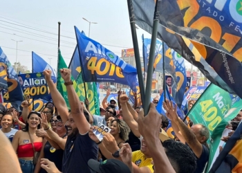 Professor Allan Kardec reúne juventude e assina carta-compromisso