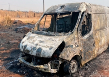 Van de entregas é destruída por incêndio após problema mecânico