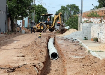 Ruas do Bairro Pedra 90 recebem implantação da rede de drenagem de águas pluviais
