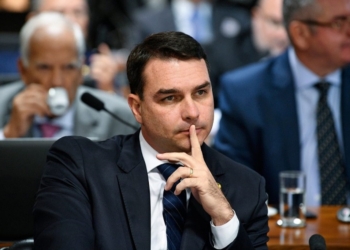 Em entrevista de rádio, Flávio Bolsonaro reafirma apoio à reeleição de Wellington
