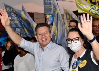No Pedra 90, primeira-dama Virginia Mendes emociona populares e é carregada pelo povo