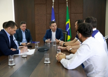 Governador Mauro Mendes recebe campeões mundiais de tiro esportivo