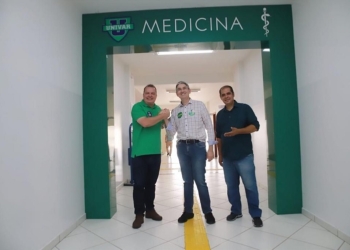 Max, um dos articuladores, visita futuras instalações do curso de Medicina na Univar
