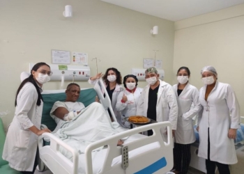 Paciente que vivia em situação de rua ganha bolo e parabéns em seu aniversário de 53 anos