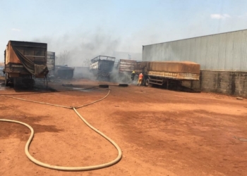 Incêndio de grandes proporções destrói seis carretas em pátio de empresa