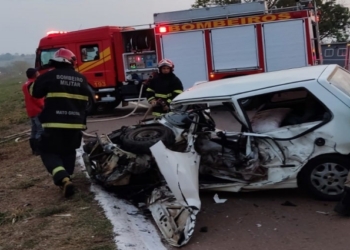Motorista de Uno fica preso às ferragens após bater de frente com uma carreta na MT-130