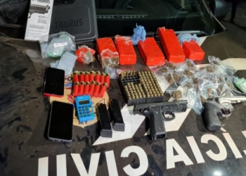 Dois investigados por homicídios são presos em flagrante com armas e drogas