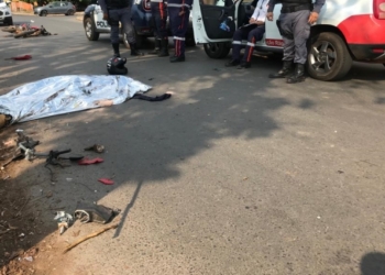 Motociclista morre após perder controle da moto e bater contra poste no bairro Pedra 90