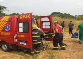 Motorista morre após carro capotar e cair em ribanceira na BR-163