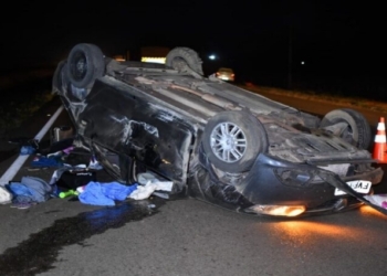 Gestante fica ferida após carro capotar na BR-163; outras pessoa também foi socorrida