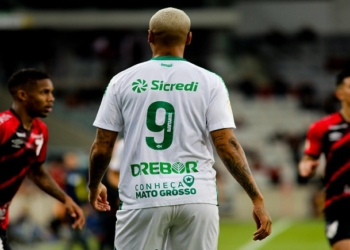 Deyverson explica porque não comemorou gol contra o Athletico e revela carinho por Felipão