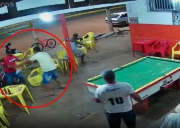 Homem é esfaqueado na barriga durante desentendimento com desafeto; veja vídeo