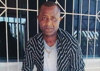 Motociclista morre após bater na traseira de caminhão estacionado