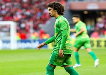 Valdívia nega ter cometido falta em Edenílson; “Cuiabá precisa falar menos e jogar mais”