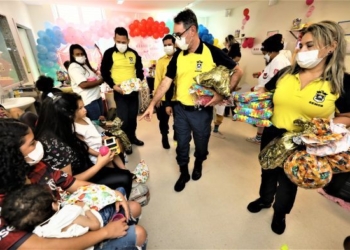 Agentes da Semob doam brinquedos para crianças e adolescentes no HMC e em escola
