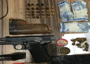 Homem é preso por porte ilegal de arma, uso ilícito de drogas e corrupção de menor