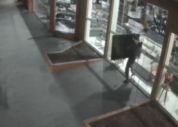 Vídeo mostra três assaltantes furtado televisão avaliada em mais de R$ 5 mil