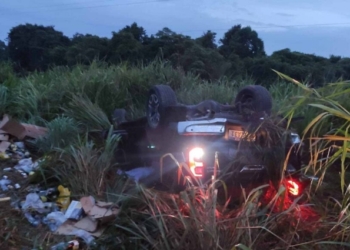 Duas pessoas são socorridas após caminhonete capotar na MT-208, em Alta Floresta