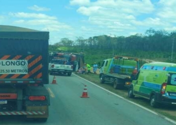 Motorista é socorrido após tombar carreta carregada de soja na BR-163