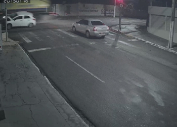 Motorista gestante cruza sinal vermelho e bate em caminhão em Rondonópolis