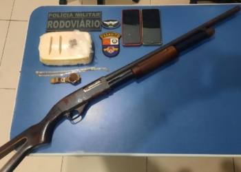 Casal apresenta nervosismo durante abordagem e é flagrado com arma de fogo e droga