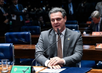 Fávaro apresenta projeto para unificar padrão de carregadores de celulares