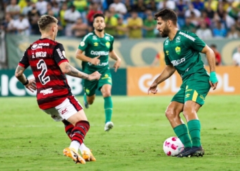 Com recorde de público no Brasileirão, Cuiabá é derrotado pelo Flamengo e se afunda no Z-4
