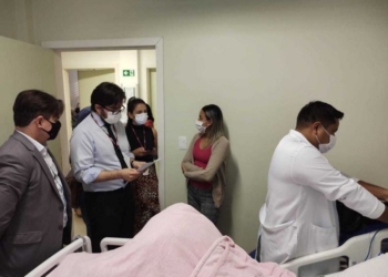 Promotor de Justiça visita pacientes que aguardam serviço de home care no HMC