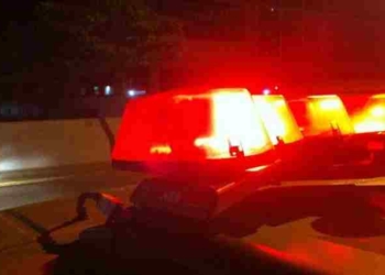 Homem bate e esfrega cabeça de criança na parede; mãe tenta defender filho e também é agredida