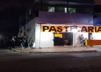 Dois idosos morrem atropelados após carro invadir pastelaria no bairro Araes