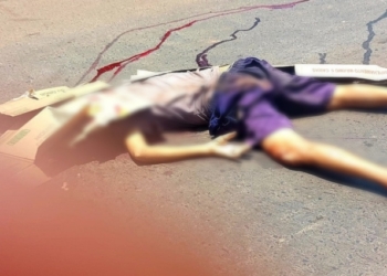 Homem embriagado cai em avenida e é atropelado por caminhão de lixo; veja vídeo