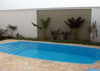 Menina de 11 anos é internada na UTI após ter cabelo sugado por ralo da piscina