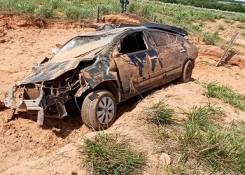 Três pessoas são socorridas em estado grave após capotar carro em rodovia no interior