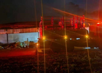 Incêndio de grandes proporções atinge depósito de feno na zona rural de Sinop