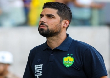 António Oliveira detona arbitragem e valoriza ponto somado contra o campeão brasileiro