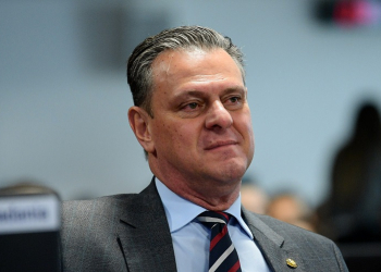 Manter burocracia para registro de defensivos atende cartel e impede modernização, afirma Fávaro