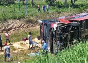 Ônibus transportando 10 passageiros tomba na BR-364; duas pessoas ficam feridas