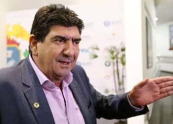 Acompanhando o irmão