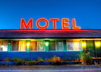 Casal foge de motel sem pagar a conta e ainda derruba portão com carro