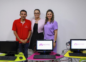 Virgínia Mendes participa da entrega de computadores a entidade filantrópica